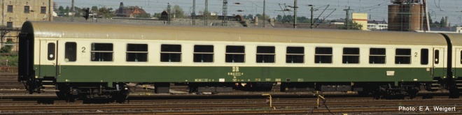 Passenger car type Halberstadt 1st class2nd<br /><a href='images/pictures/Roco/Roco-74803.jpg' target='_blank'>Full size image</a>